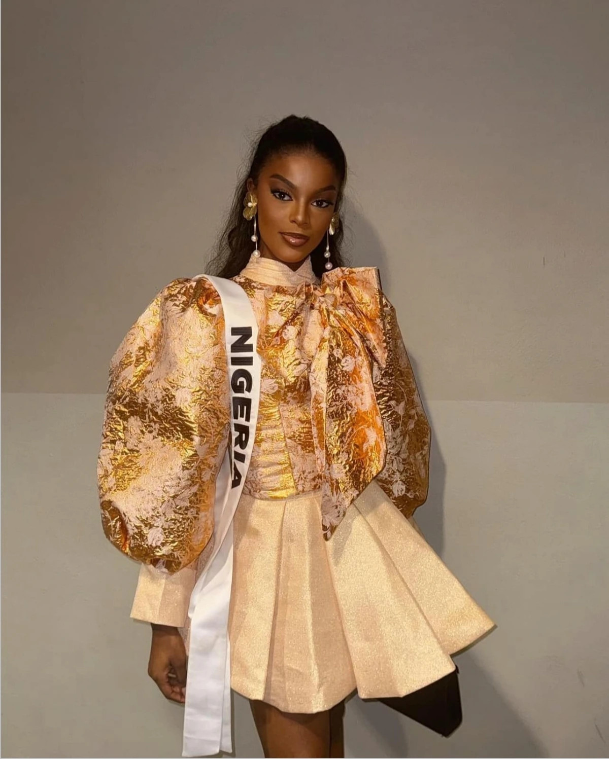 Chidimma Adetshina đăng quang Miss Universe Nigeria hồi tháng 8 và giành quyền tham dự Miss Universe lần thứ 73. Chidimma Adetshina 23 tuổi, là sinh viên ngành luật. Cô gây ấn tượng với nụ cười tươi, khả năng thuyết trình tốt. Danh hiệu á hậu 1 của đại diện Nigeria khiến nhiều khán giả bất ngờ bởi cô không được xếp vào nhóm thí sinh tiềm năng.