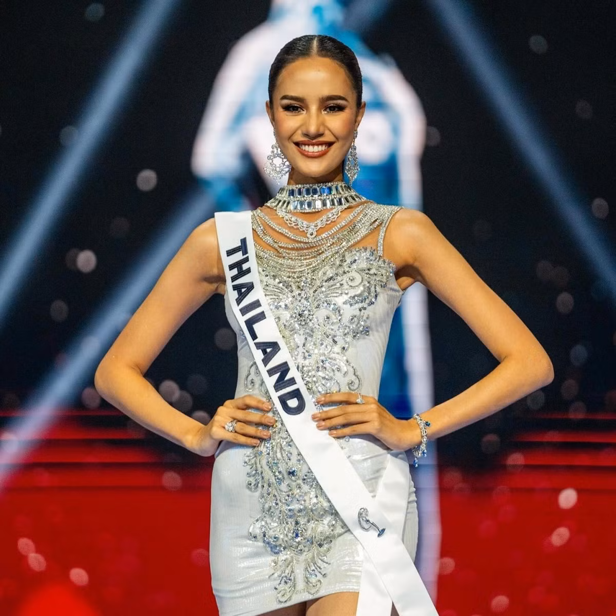 Suchata Chuangsri, 21 tuổi, cao 1,8 m, sở hữu gương mặt đẹp và vóc dáng gợi cảm, săn chắc. Cô là sinh viên Luật tại Đại học Thammasat, chuyên ngành Quan hệ Quốc tế. Cô đăng quang Hoa hậu Hoàn vũ Thái Lan 2024 vào tháng 7. Mỹ nhân Thái Lan được đánh giá là tài sắc vẹn toàn, phong thái tự tin và tràn đầy sức sống.