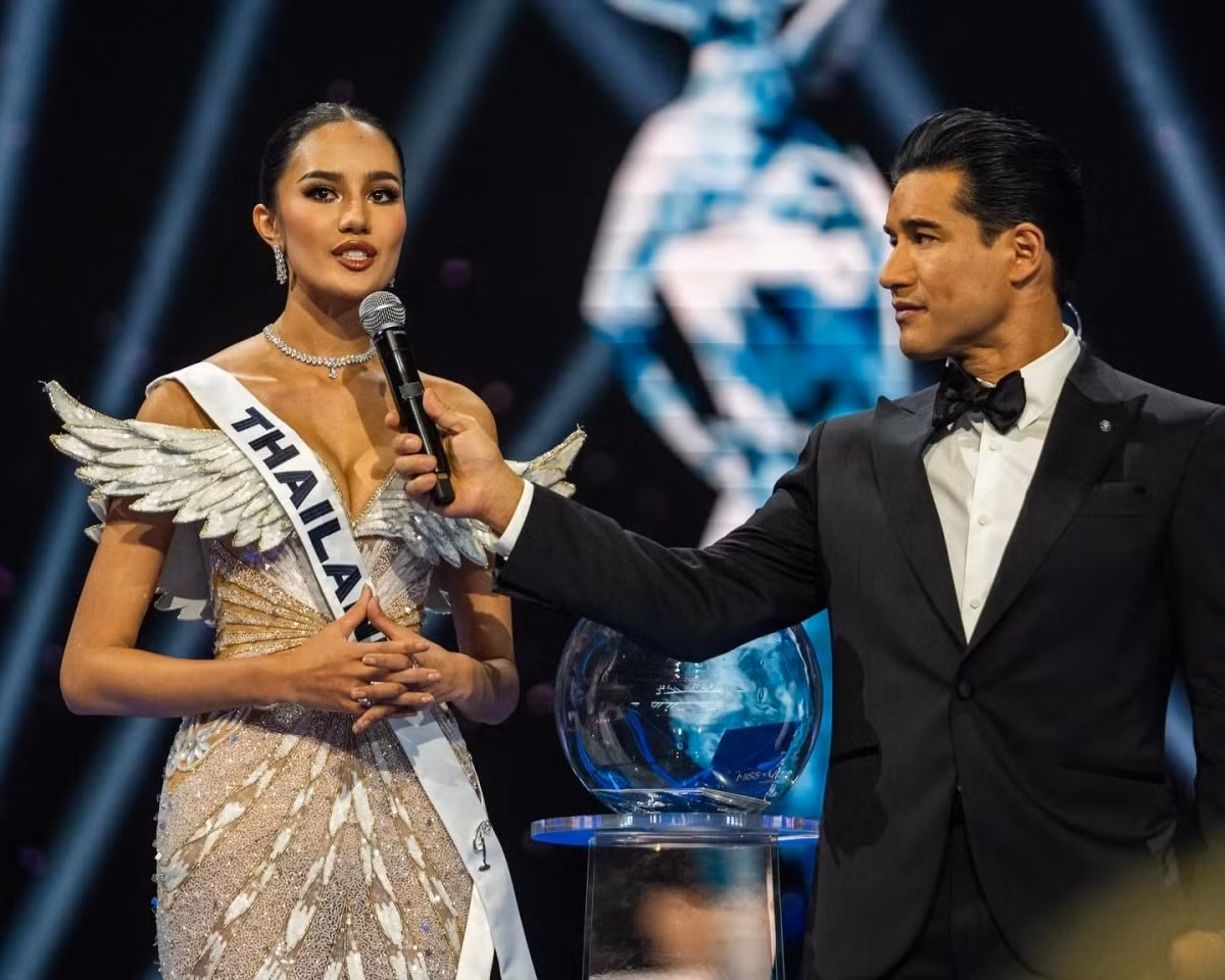Opal Suchata Chuangsri giành danh hiệu á hậu 3 tại Miss Universe 2024. Ở phần thi ứng xử, cô nhận câu hỏi: "Những phẩm chất nào nên có ở một người lãnh đạo?". Người đẹp trả lời: "Đó là sự thấu cảm bởi dù bạn tốt đến thế nào, giỏi giang đến đâu, cuối cùng bạn vẫn cần sự thấu cảm để lắng nghe, thấu cảm mọi người. Không chỉ những người lãnh đạo, mà bất cứ ai trong chúng ta cũng cần sự thấu cảm. Đó là lý do chúng ta ở đây".