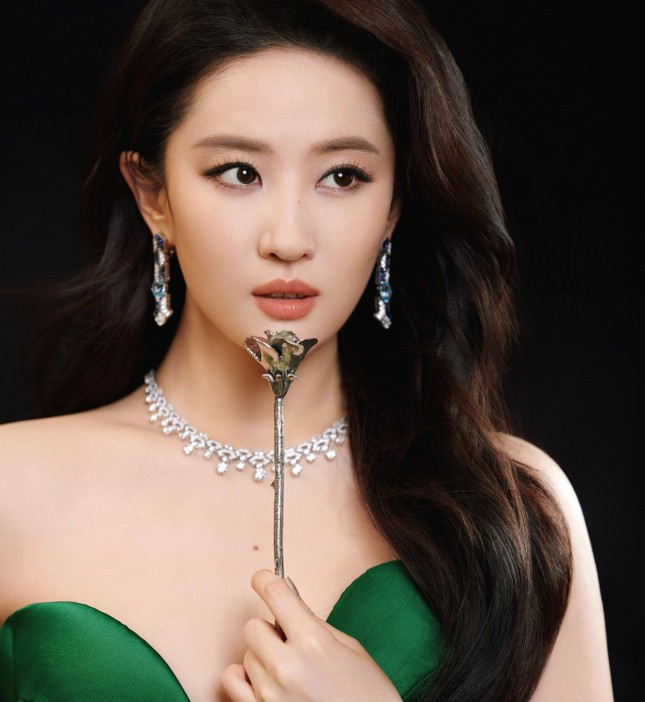 Điều này khác với loạt ảnh vòng eo siêu mỏng mà nữ diễn viên đăng cách đây vài ngày trong chuyến du lịch Thái Lan. Do đó, không ít người cho rằng Lưu Diệc Phi cũng thích chỉnh sửa ảnh cho thon gọn, nhan sắc của Lưu Diệc Phi không xuất sắc như những gì truyền thông tung hô.