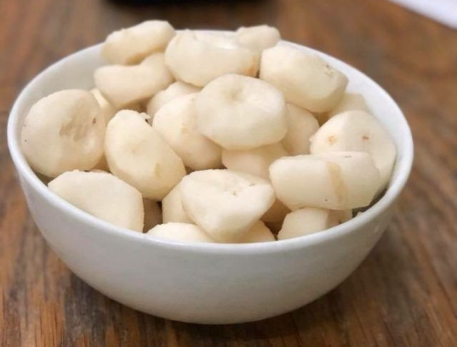 ‏Ngoài ra, loại củ này sinh trưởng trong bùn đất nên có thể bị sán lá gan, sán lá ruột ký sinh. Khi ăn sống, nang trùng sán lá sẽ đi vào ruột, sau vài ba tháng sẽ khiến người ăn mắc bệnh. Người bị sán lá nặng có biểu hiện mệt mỏi, suy dinh dưỡng, da khô. ‏ Bệnh nhân thường đau bụng ở vùng hạ vị, đau kèm theo tiêu chảy và có thể xảy ra những cơn đau dữ dội. Nếu người bệnh có nhiều sán và không được điều trị, bệnh sẽ ngày càng nặng, có thể bị phù nề, tràn dịch ở nhiều nội tạng và chết trong tình trạng suy kiệt.‏ Cho nên, để ăn loại củ này cần gọt kỹ vỏ trước khi ăn. Có thể mang nấu canh hoặc luộc chín rồi mới làm salad.