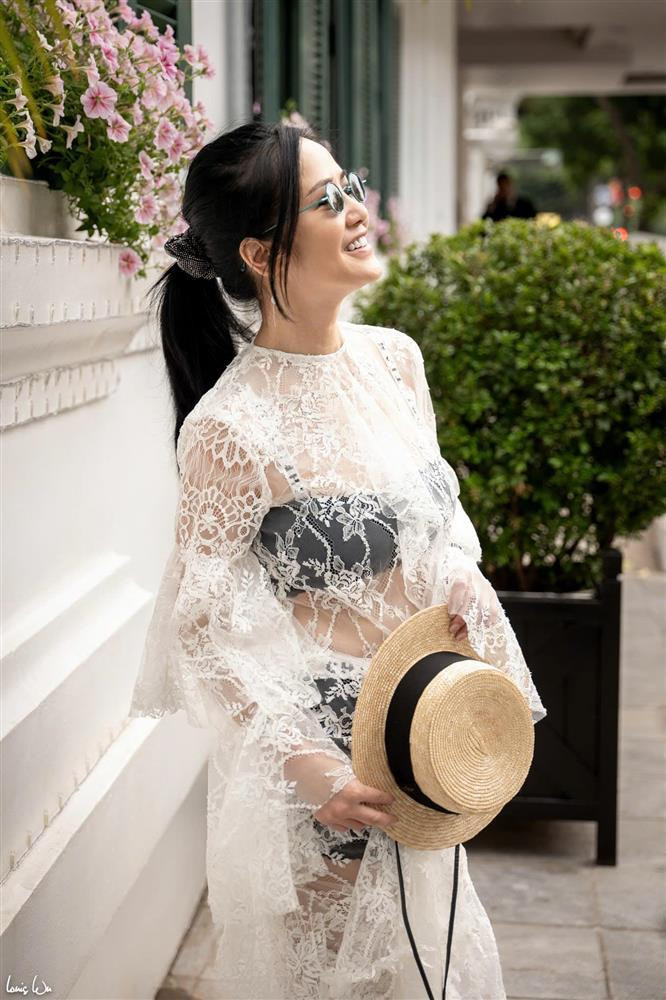 Ca sĩ Hồng Nhung nói hiện tại "hạnh phúc hơn bao giờ hết" bởi luôn được tự do trong cách hát lẫn gu thời trang. Ca sĩ cho rằng mỗi người nên tôn trọng bản thân bằng cách ăn mặc theo đúng sở thích, nhu cầu, miễn là không ảnh hưởng tới ai, thể hiện được tinh thần thẩm mỹ, phù hợp với hoàn cảnh.