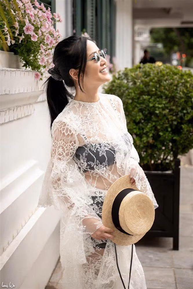 Ca sĩ Hồng Nhung nói hiện tại "hạnh phúc hơn bao giờ hết" bởi luôn được tự do trong cách hát lẫn gu thời trang. Ca sĩ cho rằng mỗi người nên tôn trọng bản thân bằng cách ăn mặc theo đúng sở thích, nhu cầu, miễn là không ảnh hưởng tới ai, thể hiện được tinh thần thẩm mỹ, phù hợp với hoàn cảnh.