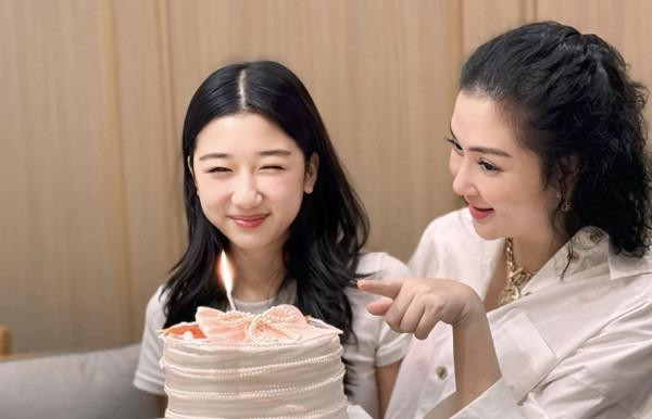 Vậy là mình bên nhau 17 năm rồi đấy. Mỗi hành trình con đi, mỗi hành trình mẹ đi, đều có nhau bên đời…. sang năm học đại học xa mẹ rồi không biết mẹ và con sẽ thế nào nhỉ? Chắc thút thít nhớ nhung lắm đây! Cô con gái ngọt ngào, dịu dàng của mẹ. Bên con, mẹ cũng được học hỏi và trưởng thành hơn nhiều".