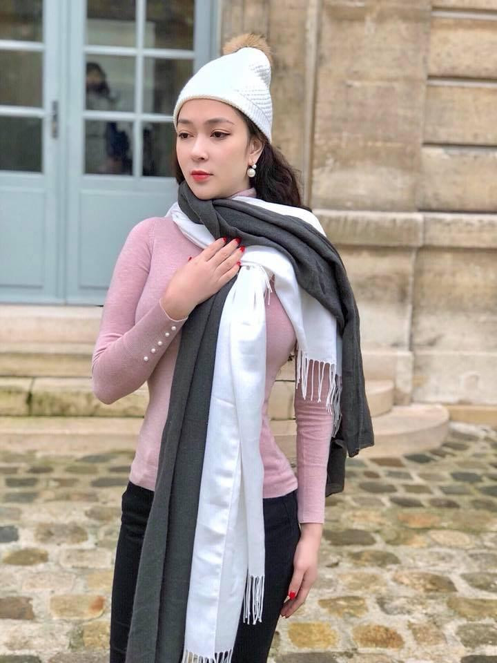 rên trang cá nhân, người đẹp chỉ chia sẻ một số ít hình ảnh về cuộc sống đời thường. Hiện tại, Nguyễn Thị Huyền kinh doanh riêng và làm công tác chuyên môn tại Học viện Báo chí và Tuyên truyền. 