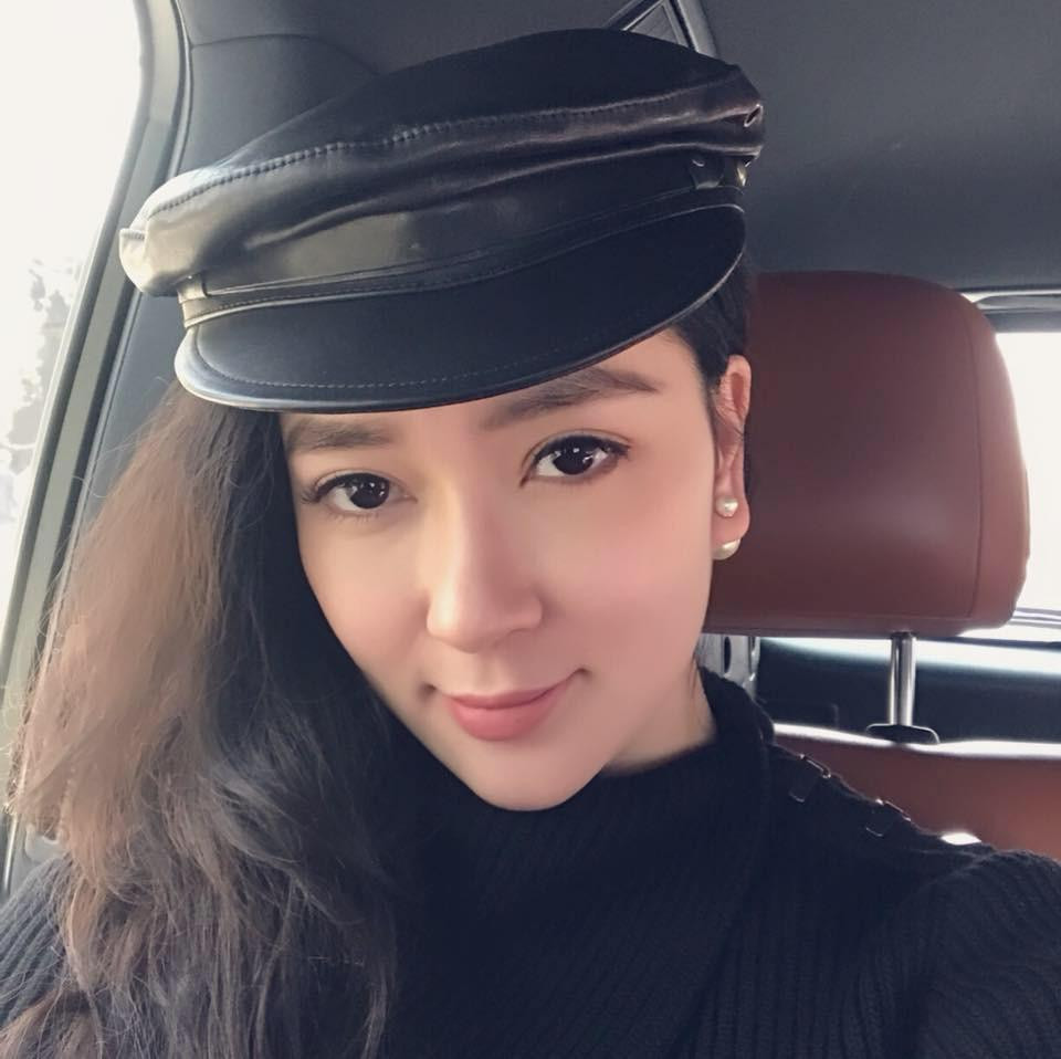 hông còn xuất hiện lộng lẫy như thường lệ, Hoa hậu Việt Nam 2004 ăn mặc khá giản dị, không cầu kỳ nhưng vẫn quyến rũ.