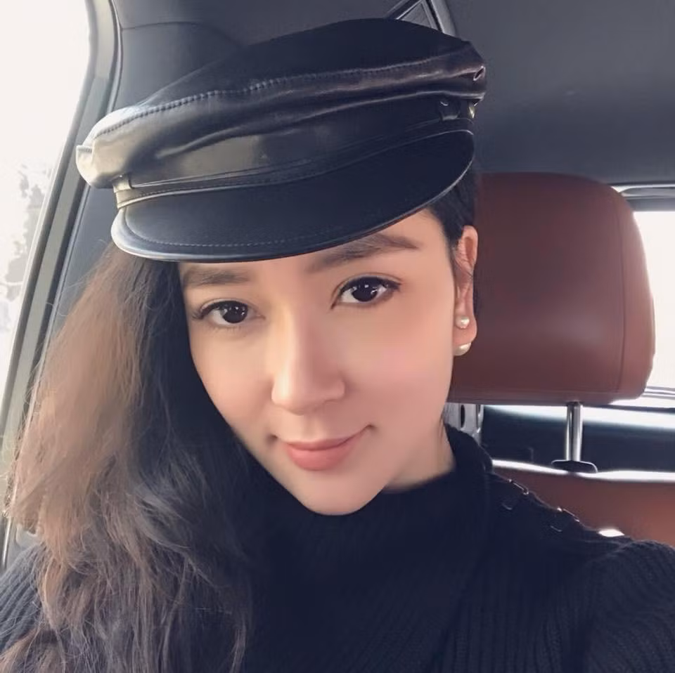 Không còn xuất hiện lộng lẫy như thường lệ, Hoa hậu Việt Nam 2004 ăn mặc khá giản dị, không cầu kỳ nhưng vẫn quyến rũ.