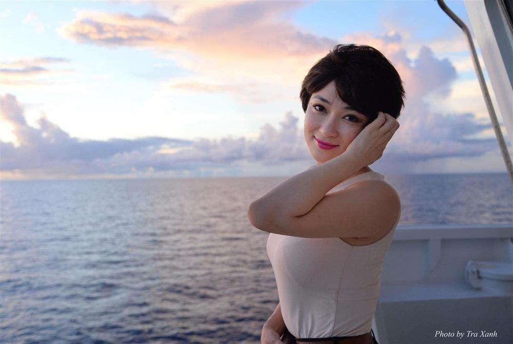 Nguyễn Thị Huyền không chỉ thể hiện khả năng diễn xuất mà còn có giọng hát trầm ấm, truyền cảm và từng được nhiều nghệ sĩ khuyến khích theo đuổi âm nhạc chuyên nghiệp.