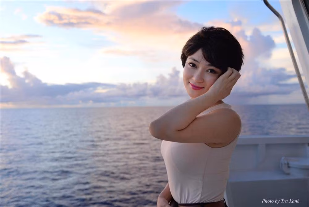 Nguyễn Thị Huyền không chỉ thể hiện khả năng diễn xuất mà còn có giọng hát trầm ấm, truyền cảm và từng được nhiều nghệ sĩ khuyến khích theo đuổi âm nhạc chuyên nghiệp.