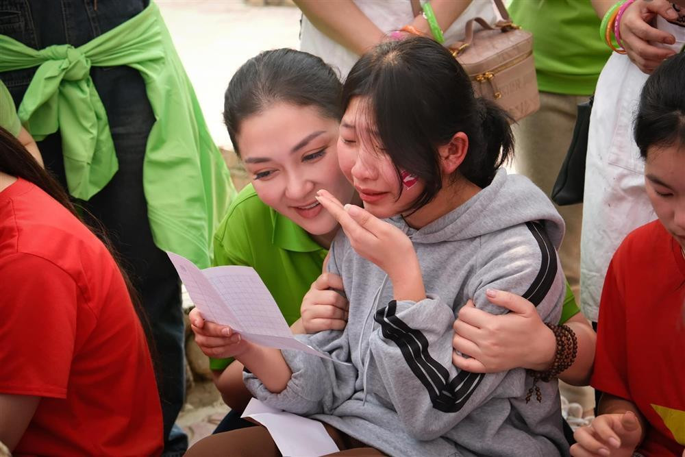 àng hậu tham gia hoạt động thiện nguyện, chia sẻ khó khăn với học trò nghèo vùng cao và những hoàn cảnh kém may mắn trong xã hội.