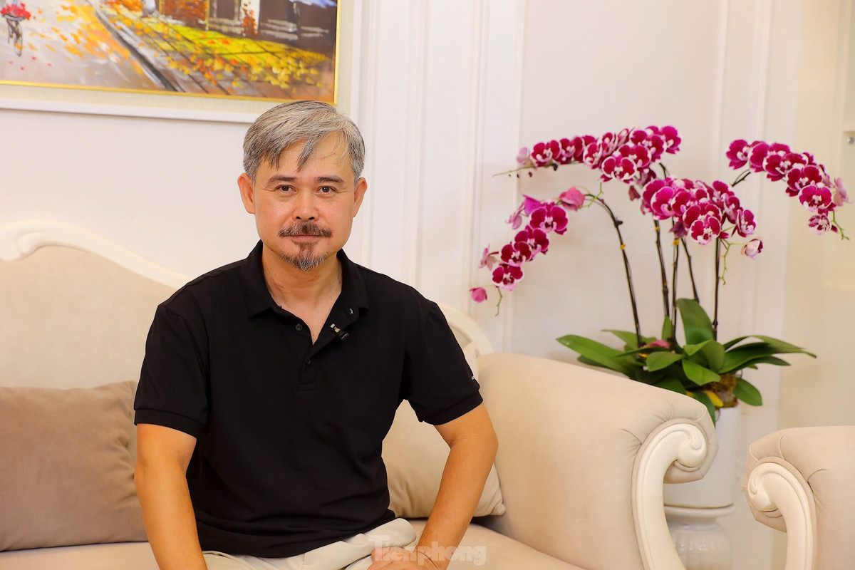 "Vai Quân cũng có lúc hèn hạ, đê tiện. Tôi nghĩ đây là vai bị ghét nhất Độc đạo. Nhiều khán giả bình luận trái chiều, có người khen, cũng có người chê Trông thế này mà cũng đóng ông trùm. Một số người so sánh tôi với những diễn viên từng thành công ở dạng vai này. Ở tuổi này, những bình luận đó không tác động đến tôi quá nhiều, chỉ mong khán giả công tâm và bình tĩnh khi nhận xét", nam diễn viên nói.