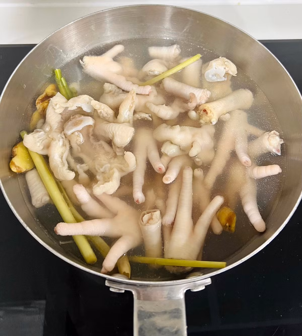 Chan ga an nhieu dep da, chac xuong, ngan ngua lao hoa-Hinh-2