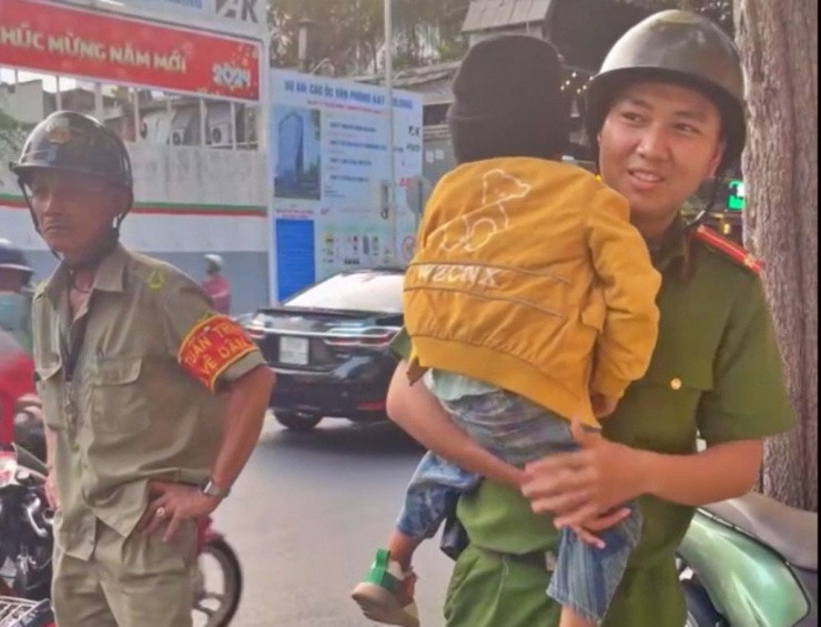 Con khóc đòi bố dọc đường, mẹ bị tình nghi bắt cóc trẻ em Con khoc doi bo doc duong, me bi tinh nghi bat coc tre em