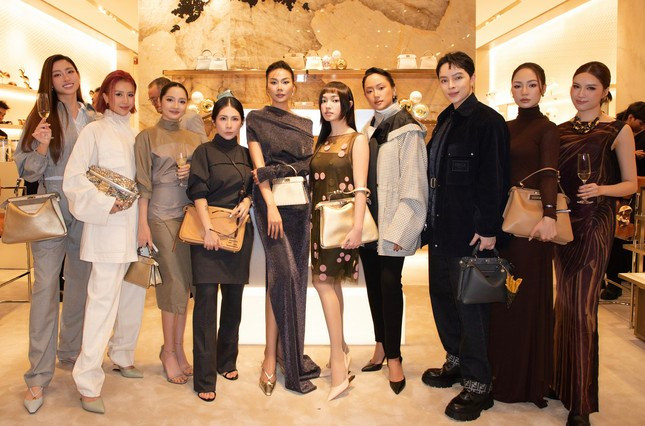 Tham dự một sự kiện thời trang mới đây, siêu mẫu Thanh Hằng diện set trang phục có tổng trị giá lên đến 250 triệu đồng. Nữ siêu mẫu còn có dịp hội ngộ Hoa hậu Lương Thùy Linh, ca sĩ Bảo Anh, fashionista Châu Bùi, fashionista Quỳnh Anh Shyn, ca sĩ Erik...