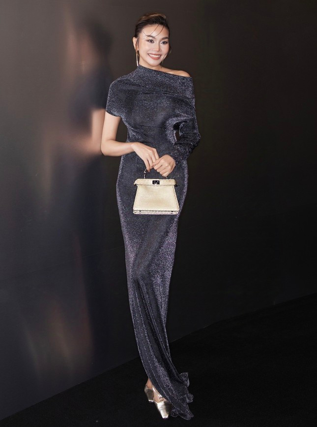 Trong những ngày cuối tháng 11 và đầu tháng 12, người mẫu Thanh Hằng đang cân nhắc trình diễn cho vài nhà thiết kế khác, trong những chương trình cũng hoành tráng không kém các show trước đó.