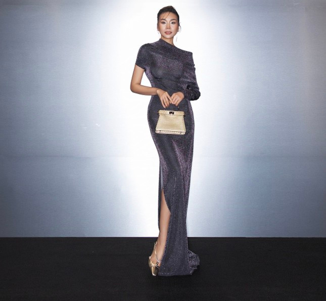 'Chị đại làng mẫu' diện bộ đầm màu ghi giúp cô khoe tối đa vẻ gợi cảm có giá khoảng 91 triệu đồng, túi xách có giá khoảng 120 triệu đồng, đôi giày có giá khoảng 24 triệu đồng và đôi hoa tai trị giá khoảng 15 triệu đồng. Với mái tóc vấn cao, kết hợp cùng set trang phục, phụ kiện cao cấp, Thanh Hằng được nhận xét trông sang chảnh, quyến rũ.