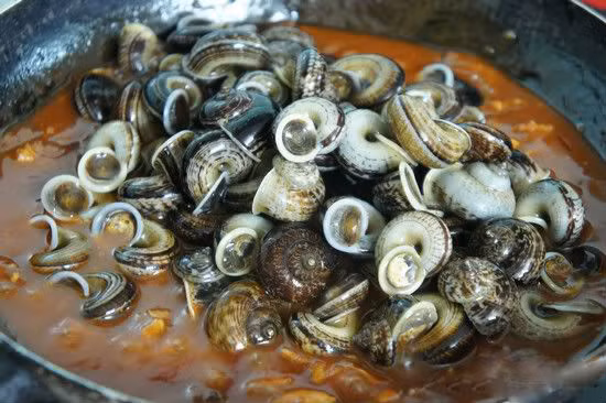 Ốc xào me. Ốc thuốc được để nguyên con và xào cùng me chín thêm gừng. Miếng ốc thơm thơm cùng vị me chua dịu sẽ làm món ăn trở nên đặc biệt