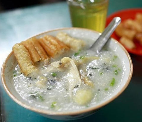 Để tìm ăn một bát cháo trai ở Hà Nội vô cùng dễ. Có cả một dãy những tên phố nổi tiếng với món ăn này như Hòe Nhai, Trần Xuân Soạn, Nguyễn Biểu..., những khu dân cư lâu đời của thủ đô trong những khu chợ đều có bán món ăn dân dã này.