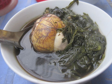 Trứng vịt lộn ngải cứu là món ăn mới thịnh hành trong đầu mùa đông năm nay. Trứng vịt lộn sẽ được luộc lên sau đó ăn cùng rau ngải đã được nấu trong nước có vị thuốc bắc gồm: kỉ tử, táo tầu, cam thảo…Món này được bán ở hầu hết các hàng cháo trai ở nhiều nơi.