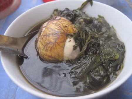 Trứng vịt lộn ngải cứu là món ăn mới thịnh hành trong đầu mùa đông năm nay. Trứng vịt lộn sẽ được luộc lên sau đó ăn cùng rau ngải đã được nấu trong nước có vị thuốc bắc gồm: kỉ tử, táo tầu, cam thảo…Món này được bán ở hầu hết các hàng cháo trai ở nhiều nơi.