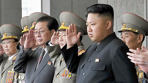 Ông Kim Jong-un (ngoài cùng bên phải)