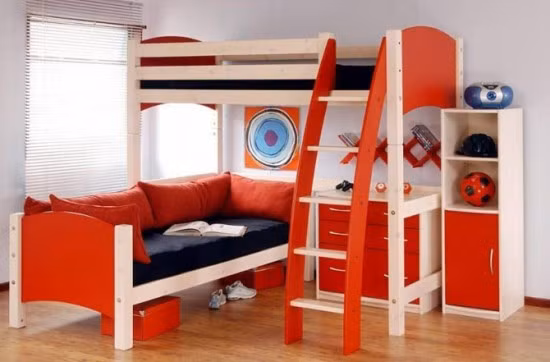 Giường tầng kèm tủ và ghế shopha tạo không gian tiện dụng cho bé vừa nghỉ ngơi, học và chơi.