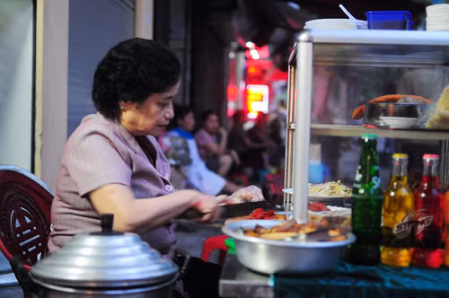 Bà Lan, chủ hàng xôi Lan 53 Hàng Giầy