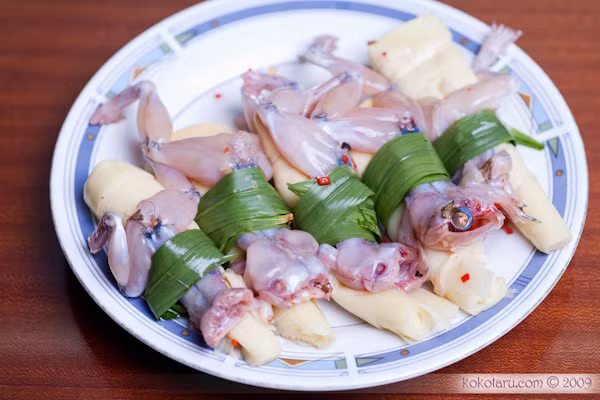 Nhái ôm măng: Con nhái, ếch được quấn chặt ôm vào miếng măng sau đó đem nấu canh