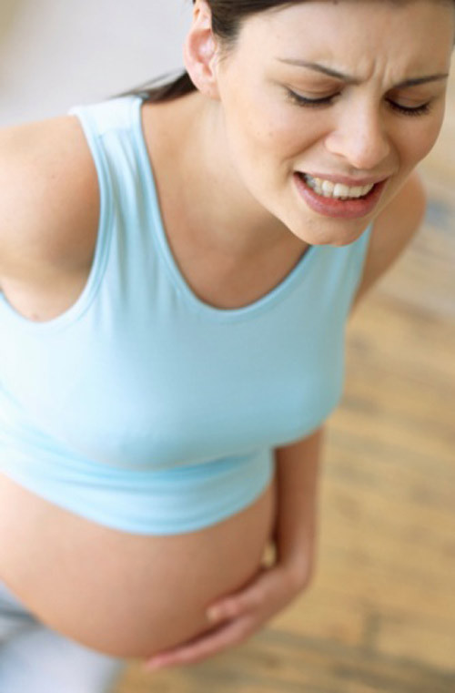 Quên những cơn đau: Hãy sử dụng mọi thứ có thể nhằm giúp bạn quên đi những cơn đau đó, có thể là nghe một đĩa CD nhạc, bộ DVD phim cuốn hút hay vài việc lặt vặt gì đó quanh nhà. Cách này có thể giúp bạn có việc gì đó để làm và quên đi cơn đau mà mình đang phải đối diện. Bạn sẽ thấy quen dần với các cơn đau và không cảm thấy quá sợ hãi.