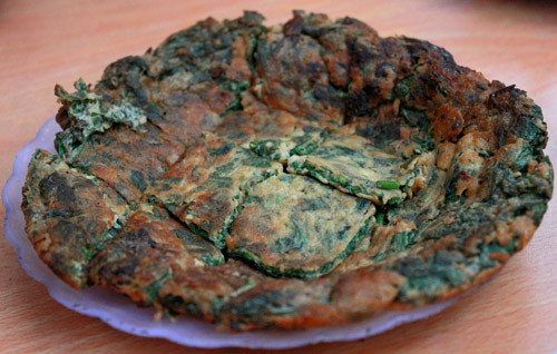 Ngoài ra bạn cũng có thể ăn trứng rán ngải cứu chấm với muối tiêu chanh ớt.