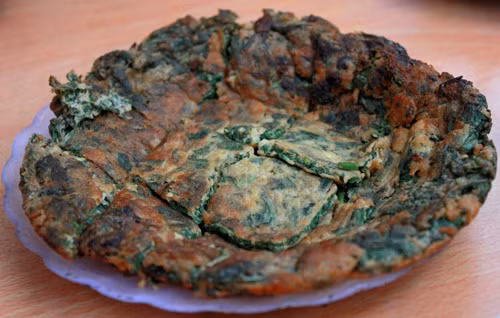 Ngoài ra bạn cũng có thể ăn trứng rán ngải cứu chấm với muối tiêu chanh ớt.