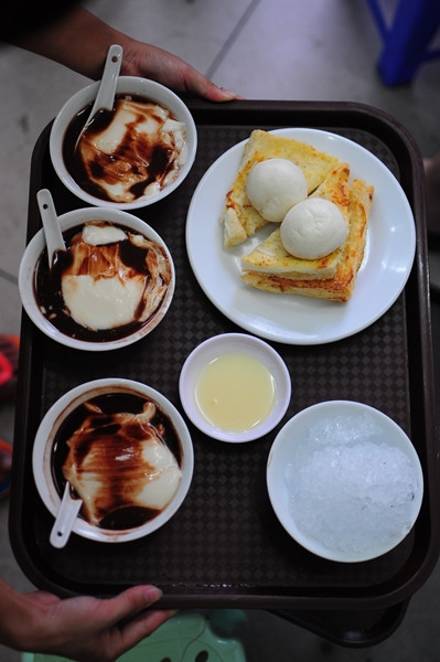 Giới trẻ gọi chung cho những món tào phớ mới với cái tên "tào phớ hoàng gia".