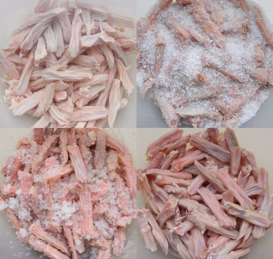 Cách làm sạch lưỡi vịt: Trần qua nước nóng sau đó bóp muối rồi cạo sạch lớp màng trên lưỡi vịt để không bị hôi.