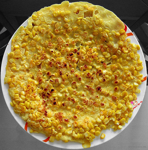 Nếu muốn thưởng thích món bánh này bạn có thể tìm tới những góc quán nhỏ trên đường Láng nằm kề nhau (bên phía bờ sông, bắt đầu từ ngã tư Láng - Nguyễn Chí Thanh) hoặc cổng làng sinh viên. Hầu hết góc quán nào cũng có đầy đủ các loại bánh bột mì như bánh khoai, bánh ngô, bánh chuối(5000 đ) với hương vị ròn thơm, không bị mềm nát. Ngoài ra còn có nem chua rán (3000 đ) và xúc xích chiên (8000 đ).