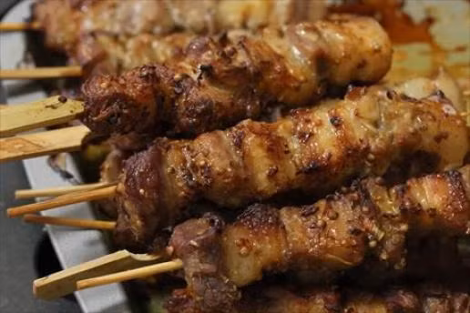 Thịt xiên nướng là món ngon đường phố được nhiều người ưa chuộng. Mỗi xiên thịt có giá 6.000 - 10.000 đồng. Những xiên thịt nóng hổi, thơm lừng màu vàng cánh gián, hòa quyện cùng vị bùi bùi của tinh bột bánh mì làm nên món “fastfood” nhanh gọn, giản đơn, đậm chất Việt.