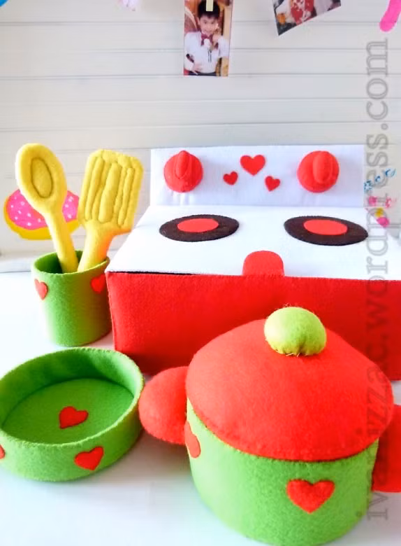 Chiếc bếp ga, nồi chảo cốc thìa dĩa thật dễ thương.