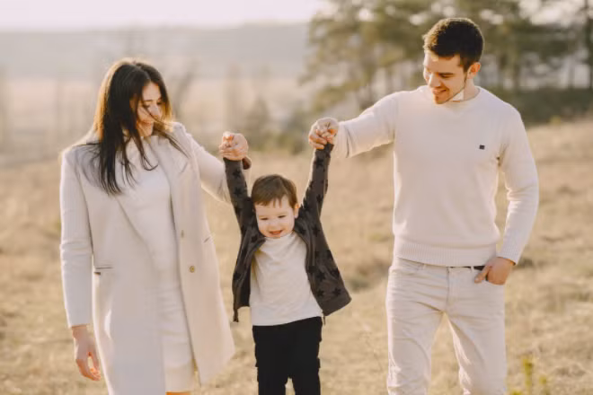 Cách diễn đạt của bố mẹ quyết định thế giới quan của con. Những đứa trẻ chưa hiểu chuyện, đôi khi bố mẹ nói thế nào, con nghe như vậy. Thái độ và lời nói của người lớn mang theo sự đả kích, áp chế, dần dần cảm giác bi quan, hoài nghi "ngấm" trong tư duy trẻ, khiến chúng khó có thể thành công trong cuộc đời.