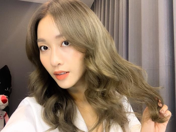 Khả Ngân nay đã trở thành cái tên quen thuộc trong làng giải trí Vbiz với các vai trò người mẫu ảnh, diễn viên, MC, ca sĩ. Cô nàng gây ấn tượng bởi nhan sắc xinh đẹp, nụ cười rạng rỡ và nhất là chiếc mũi thanh tú cao thẳng tự nhiên. Chiếc mũi của Khả Ngân trở thành chuẩn mực thẩm mỹ mà nhiều cô gái hướng đến.