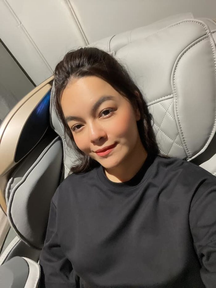 Nữ ca sĩ Phạm Quỳnh Anh cũng là một trong số những mỹ nhân Việt sở hữu chiếc mũi đẹp đáng ghen tỵ. Mũi của nữ ca sĩ này rất cao, thon gọn, phần sống mũi không quá dài. Đặc biệt, kể từ sau khi giảm cân cách đây một thời gian, gương mặt từ bầu bĩnh trở nên thanh thoát hơn càng làm nổi bật phần sống mũi cao thẳng. Sở hữu chiếc mũi đẹp, vừa vặn với khuôn mặt như Phạm Quỳnh Anh là mơ ước của nhiều cô gái.