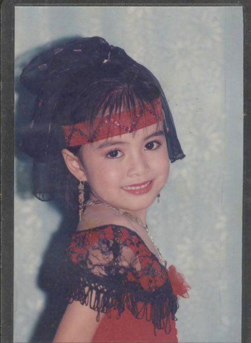 Ở tuổi 32, nngoài đôi mắt đẹp mơ màng, đôi môi trái tim thì còn là chiếc mũi cao vút, thon đẹp từ sống mũi đến đầu cánh mũi. Thậm chí, chiếc mũi ấy đã không ít lần bị nghi "dao kéo" vì quá hoàn hảo.