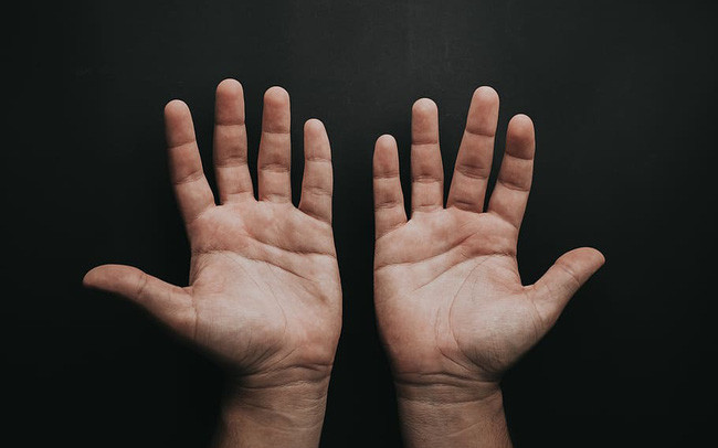 Chỉ tay may mắn về danh vọng tài lộc. Đường chỉ tay này bắt đầu từ cổ tay, chạy qua đường sự nghiệp. Nét tướng này cho biết chủ nhân của nó là người rất quan tâm đến công danh, địa vị và luôn tìm mọi cách để khẳng định bản thân, hướng đến vị trí cao hơn trong cơ quan, tổ chức. Những người này có tố chất lãnh đạo đứng trên vạn người.