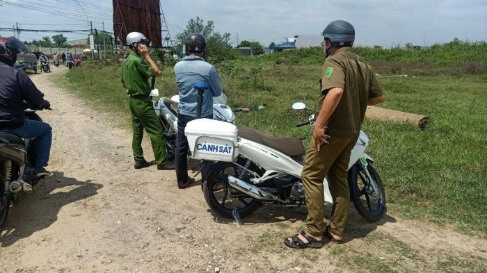 Nguoi dan ong cau cuu voi bieu hien bat thuong, nguoi di cung tu vong