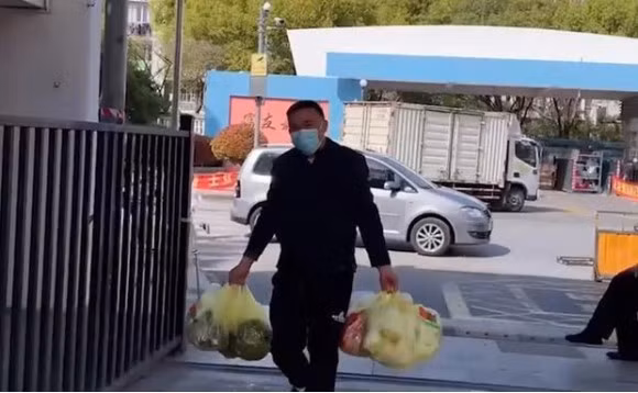 Con dau phai cach ly 16 ngay, bat ngo hanh dong cua bo chong