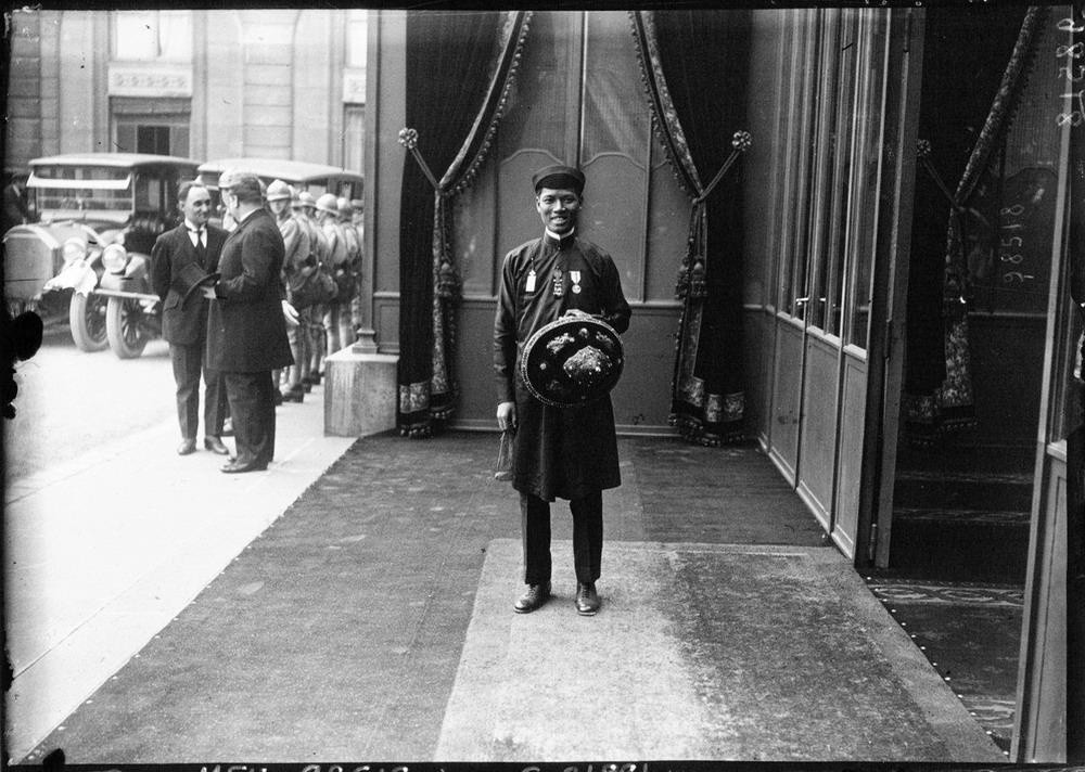 Giống như con trai mình, Đồng Khánh cũng là ông vua nổi tiếng với việc thân Pháp. Để giữ được ngai vàng của mình, Đồng Khánh chấp nhận biến thành con rối của người Pháp.