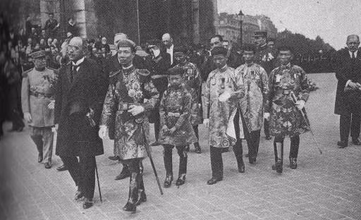 Theo sách "Chín đời chúa, mười ba đời vua triều Nguyễn", từ khi còn nhỏ, Khải Định đã nổi tiếng chơi bời, chẳng chịu học hành, chỉ thích bài bạc. Vòi vĩnh tiền mãi, lại không sinh được con, Khải Định bị bố mẹ vợ khinh thường. Quan đại thần, đồng thời là bố vợ Trương Như Cương có lần giận quá đã gọi ông ta là đồ “bất lực”.