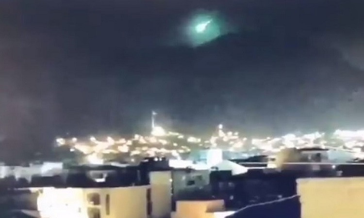 Theo Jonathan McDowell, một nhà thiên văn học tại Trung tâm Vật lý Thiên văn Harvard Smithsonian ở Massachusetts, quả cầu tương ứng với đường bay của một tên lửa Trung Quốc đang đưa 2 vệ tinh vào quỹ đạo, được phóng từ Đài Loan hôm 6/3.