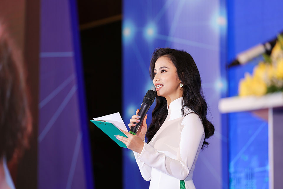 MC Thanh Giang mang 2 toa thap bieu tuong cua TP.HCM len ao dai-Hinh-2