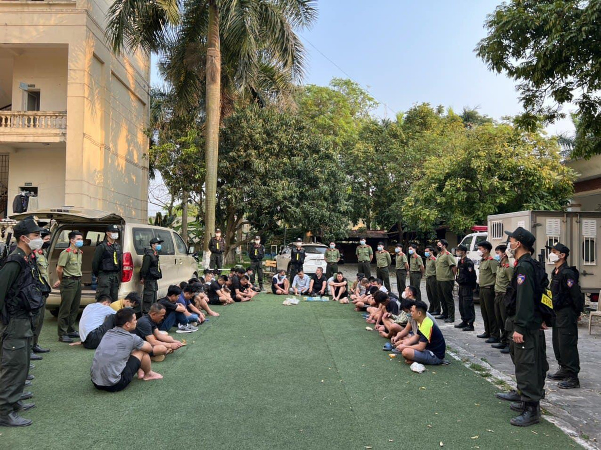 Bat soi ga cuc lon nup sau trong trang trai o Vinh Phuc-Hinh-2