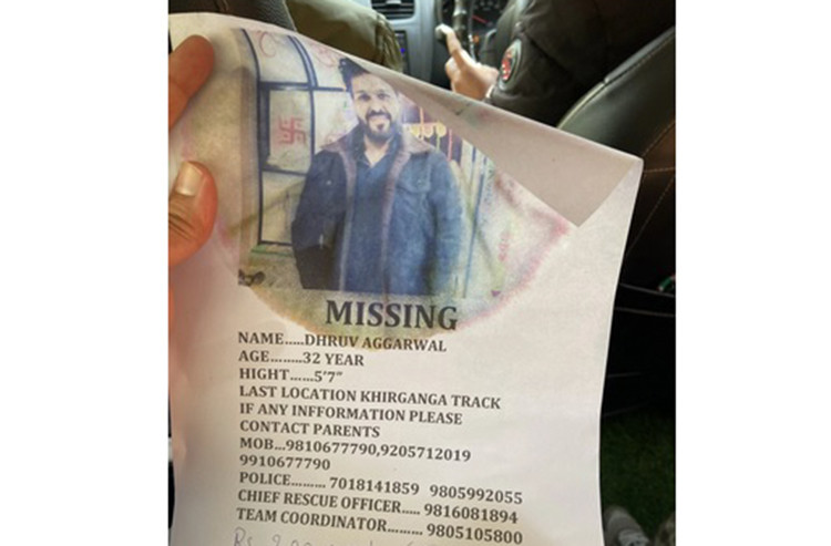 Chị gái của Agarwal kể lại: “Em tôi quay video điện thoại từ góc này sang góc khác, háo hức chia sẻ cảnh đẹp cho chúng tôi”. Bất ngờ có một cú giật mạnh như thể Agarwal cúi xuống để nhặt thứ gì đó và cuộc gọi bị ngắt kết nối. Đó cũng là lần cuối cùng gia đình nghe tin về Agarwal.