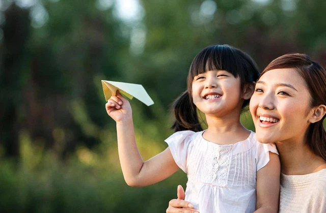 Lời nói từ bố mẹ chất chứa sự thù hận, con cái nghe được, dễ khiến chúng tin rằng cuộc sống xung quanh chẳng tốt đẹp gì, toàn những kẻ lọc lừa, không đáng tin. Lời nói từ bố mẹ vốn dĩ đầy sự bao dung, con cái trực tiếp cảm nhận được, lớn lên biết yêu thương, đối xử hoà thuận với mọi người xung quanh.